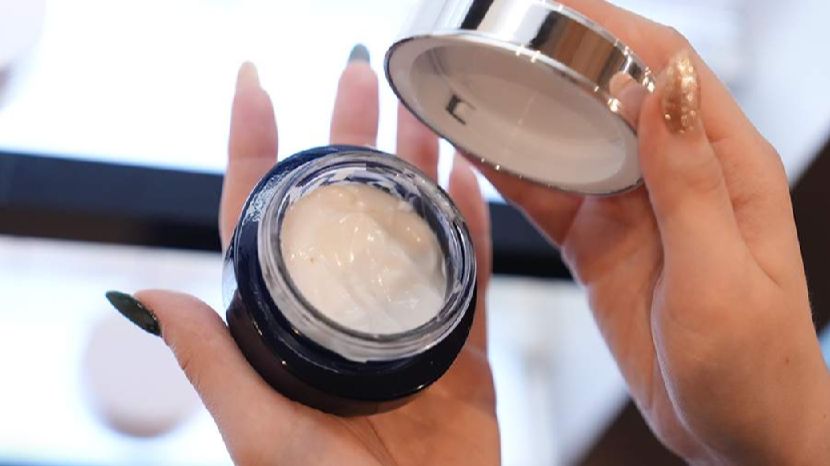 Косметолог развеяла миф о привыкании кожи к косметике