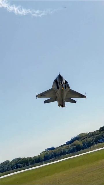 Эпичные маневры истребителя в небе #авиация #истребители #полет