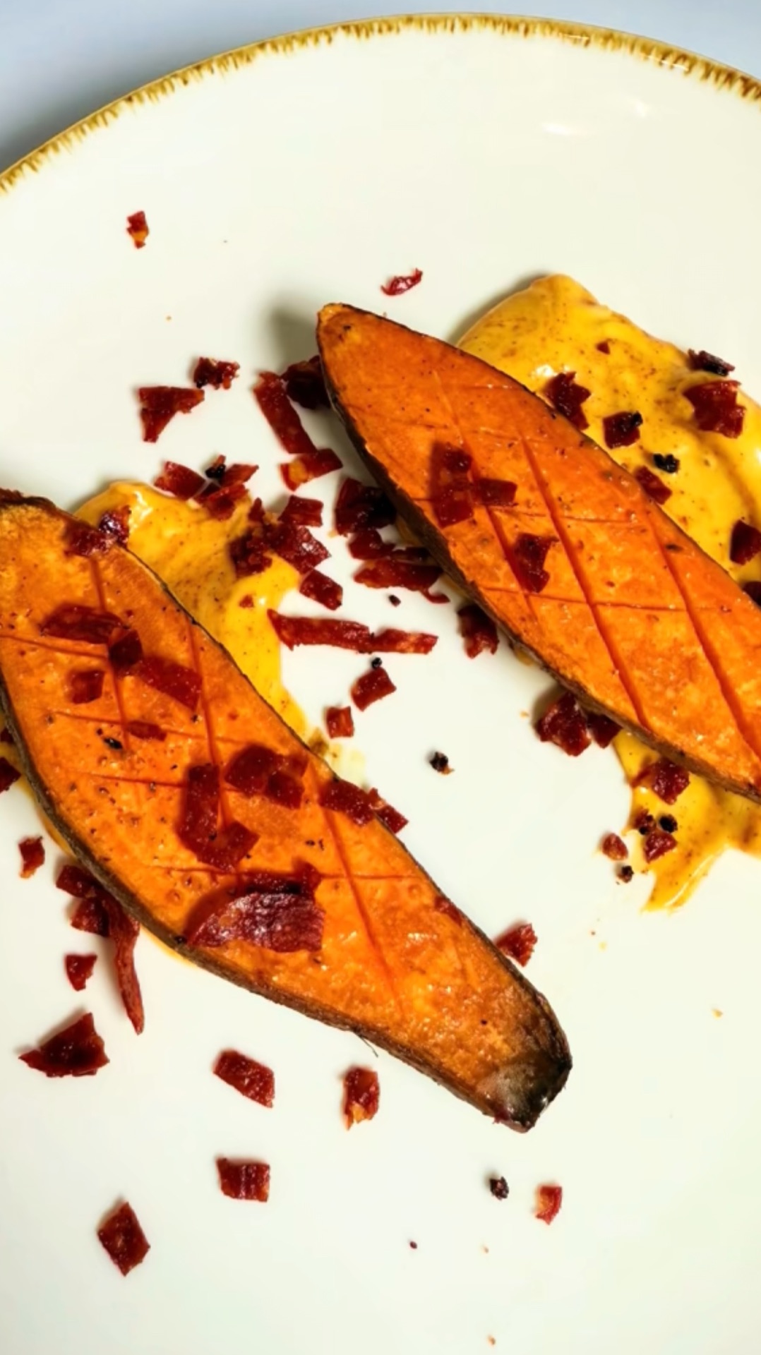 Печеный батат с соусом айоли и чоризо