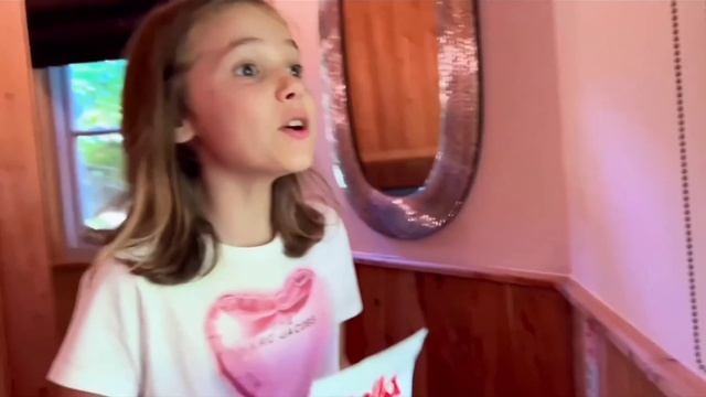 Макс и Катя и их папа на домике на дереве