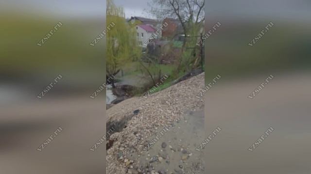 Дождь в Саратове. В Поливановке затопило частный сектор и трамвайное полотно