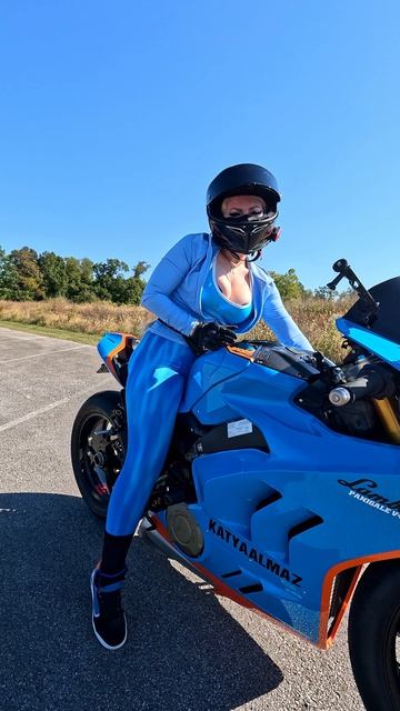 Катя Алмаз мото девушка на Дукати Ламборгини