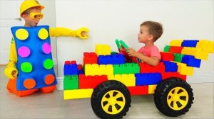 Ребята катаются на игрушечном спорткаре