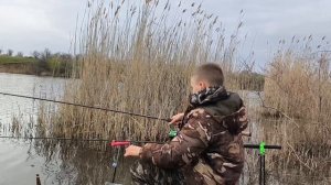 Рыбалка на карася и плотву с использованием фидерной снасти.