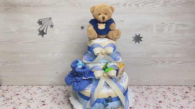 Торт из подгузников для мальчика с мишкой