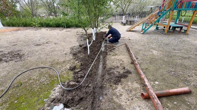Жизнь в деревне. Чистим водосток.