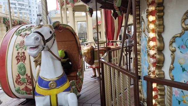 Ух,какая лошадь...😄🌞🎉Гуляем на замечательной площадке,сказочный городок,карусель...