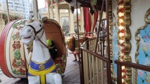 Ух,какая лошадь...😄🌞🎉Гуляем на замечательной площадке,сказочный городок,карусель...