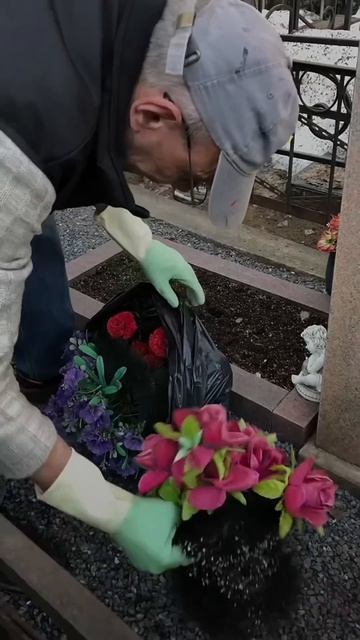 Как я убираю могилы весной!