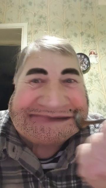 Кто этот мужчина.Мама в образе. Эмодзи шутка.