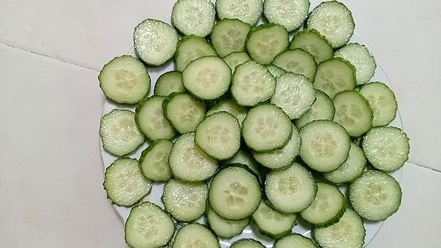 Жареное мясо , макароны  , огурец 🥒🥒🥒