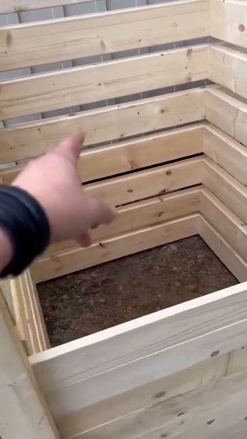 Отличный вариант для сбора компоста на участке - очень удобная система, все в одном месте!