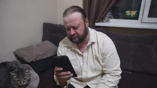 Читаю комментарии в домике ПОДВАЛ ИЛЬИЧА а ночью бегал с шлангом проливал заборы