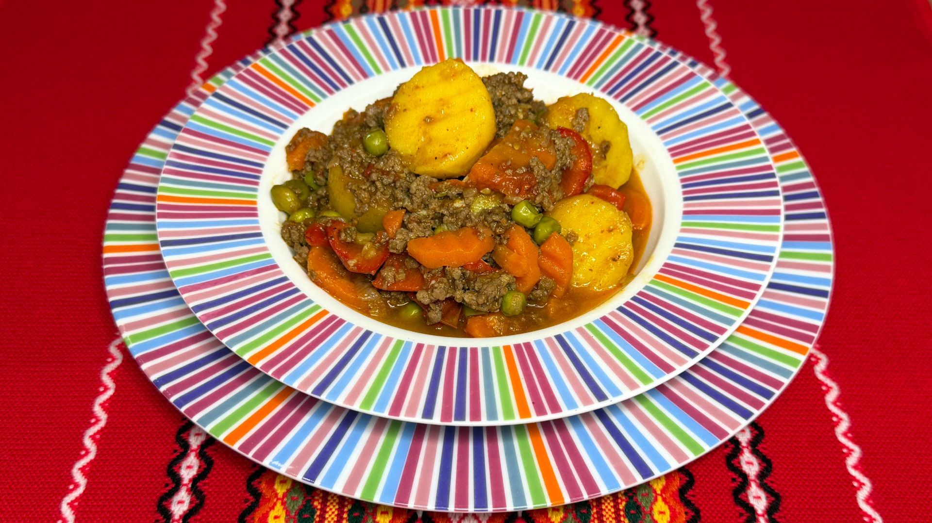 Картошка с фаршем, овощами и горошком