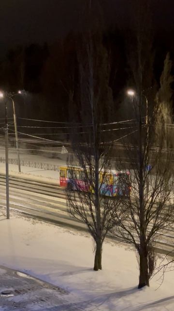 Снопы искр и троллейбус!