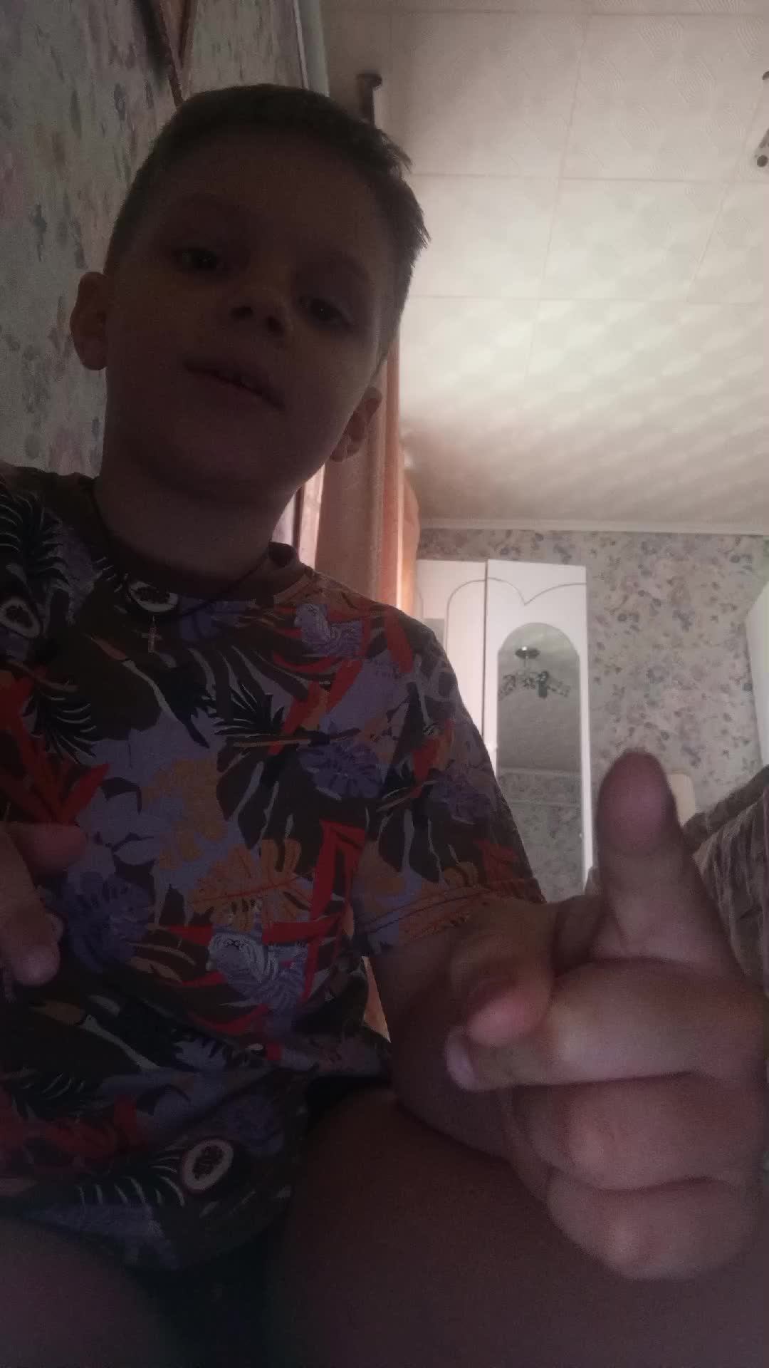 раздеваю себя за подписку и лайк