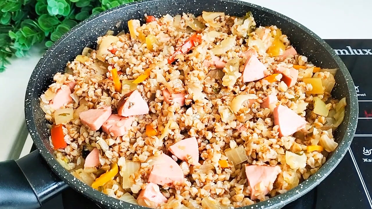 Гречка с овощами и сардельками на сковороде🌭