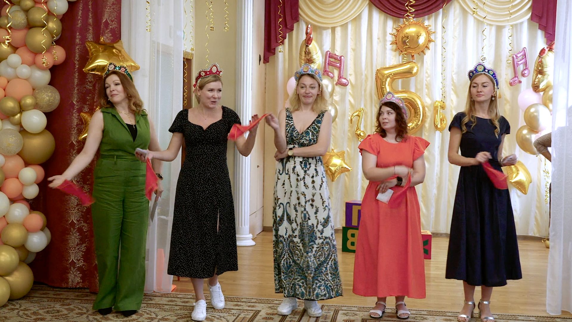 Как мамы ярко отплясали на выпускном, но сначала их дети спели новые песни и танцы с бубнами, класс