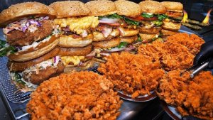 чизбургеры на гриле из Кореи