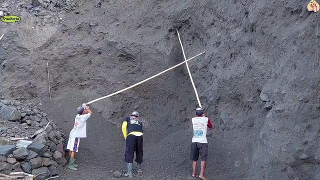 Строительство, шахтёры добывают песок в ручную