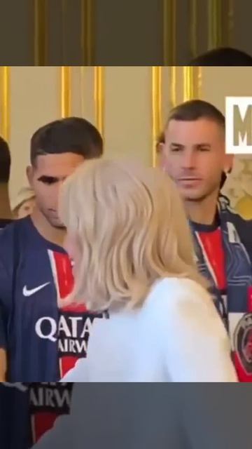 Как реагируют люди,впервые увидев лицо Бриджит Макрон.