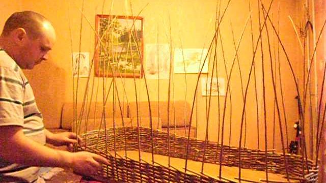 плету клумбу из прутьев  с корой