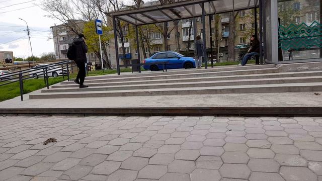 Был днём на прогулке.