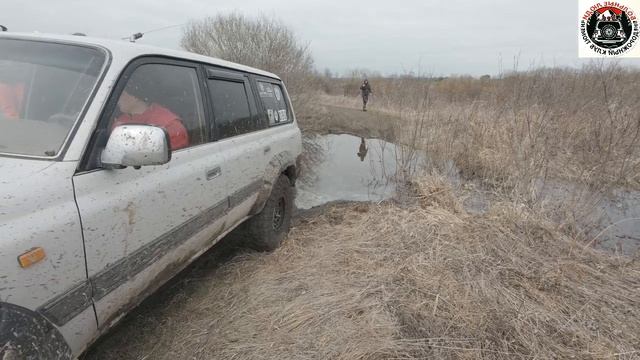 Внедорожный выезд в грязь