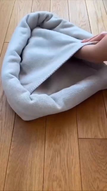 Как сделать лежанку для питомца из старого пледа 👍🏻