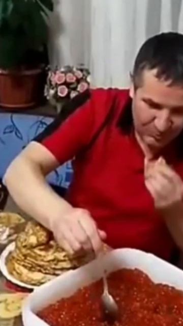 Живут же бл....!!!  #жизнь #люди #человек #икракрасная #бутерброд #блины #здоровье #кухня #икра