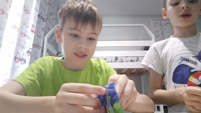 Распаковка зверятышей из магнита с моим братом Каримом