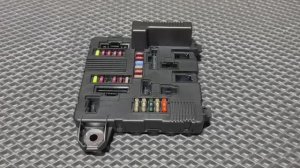 Блок предохранителей Renault Megane 2 Scenic 2 8200306032 / 8200306033