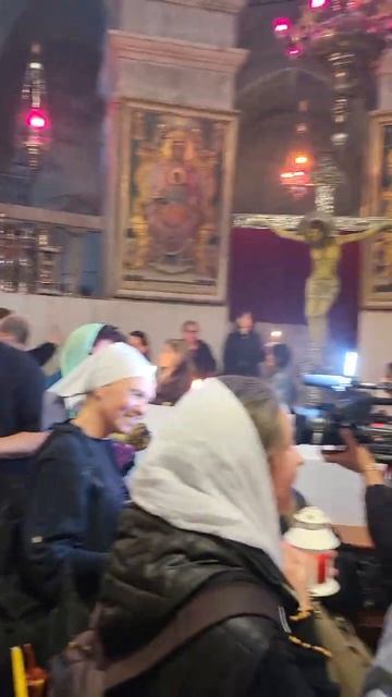 После Схождения Благодатного Огня верующих и мужчин, и женщин впустили в алтарь Храма Гроба Господня