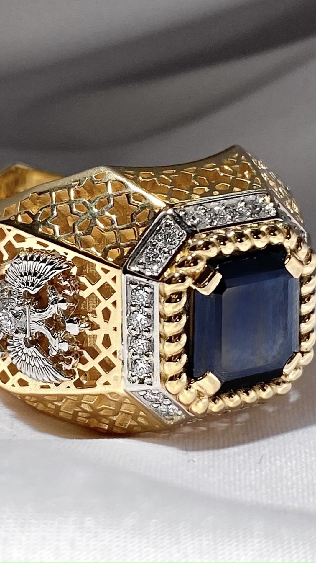 Золотой перстень с сапфиром и бриллиантами