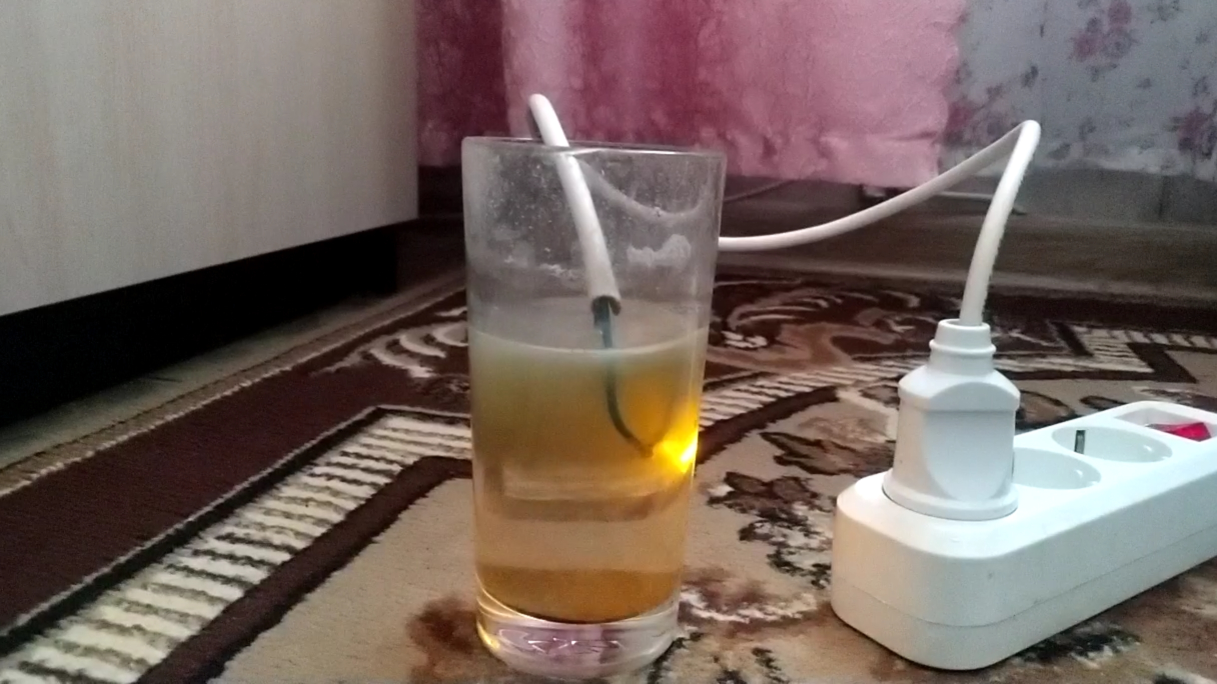 опыт с электричеством. электролиз солëной воды