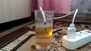 пропустил через солëную воду 220 вольт. вода засветилась. опыт с электричеством.