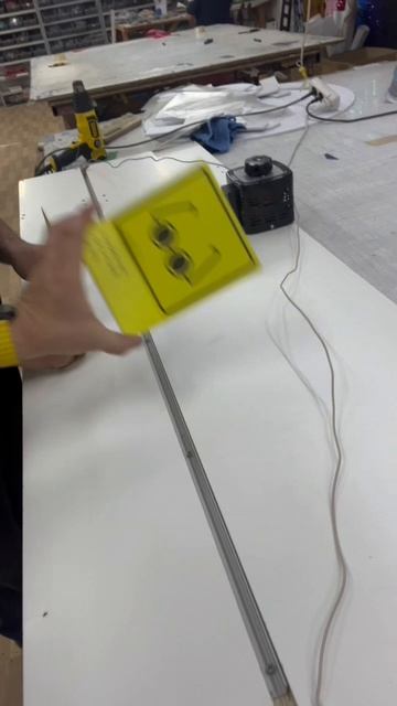 Таблички со шрифтом брайля гнутые