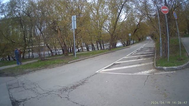 По высокому берегу Яузы.