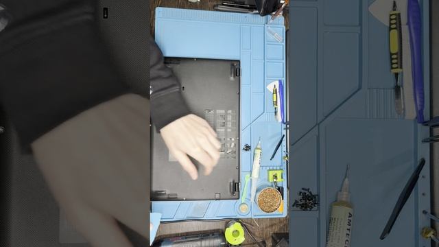 Разбираю ноутбук Acer для ремонта крепления петель матрицы.Часть 1