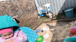 Девочки близнецы играют в песочнице. Девочки припевочки. Близнецы