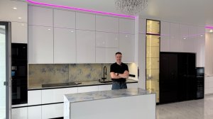 Сделали кухню в стиле "космический корабль" и создали атмосферу технологичности