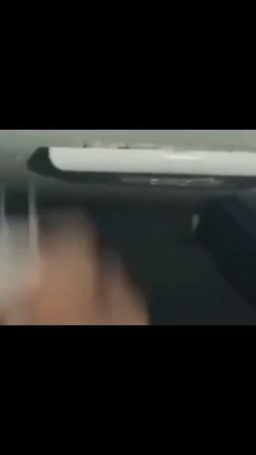 когда на телефоне 1% и ты ищешь розетку.mp4