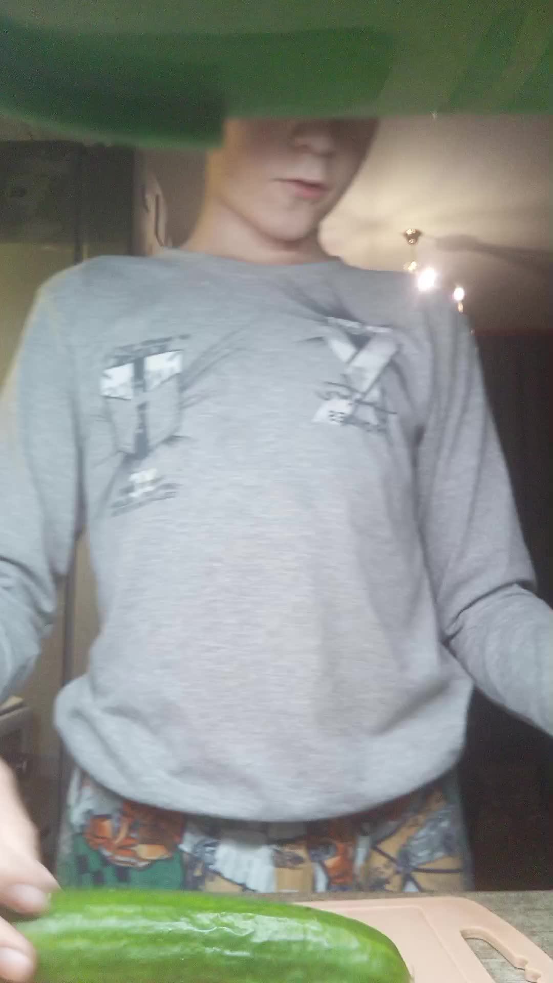 лайфхак как сделать салат на вечер с огурцами помидорами и перцем