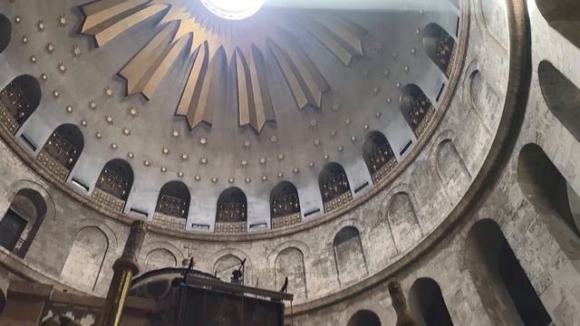 Наш праздничный букет цветов на Пасху - в Кувуклию, где Воскрес из мертвых Иисус Христос