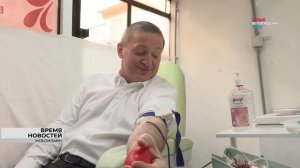 Жители Волгоградской области вместе с губернатором Андреем Бочаровым сдали кровь для военнослужащих