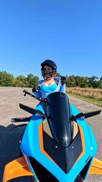 Катя Алмаз мото девушка на Дукати Ламборгини