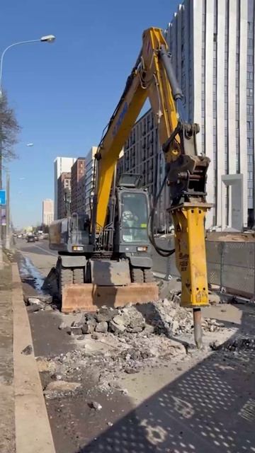 Гидромолот Delta.Демонтаж дорожного покрытия #спецтехника #экскаватор #гидромолот