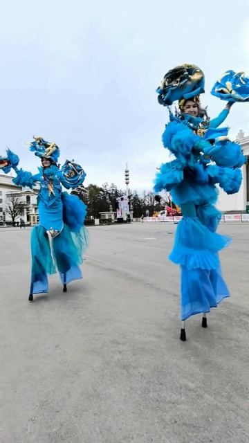 Живые розы на ходулях от студии Ловцы Света на открытии весенне-летнего сезона на ВДНХ