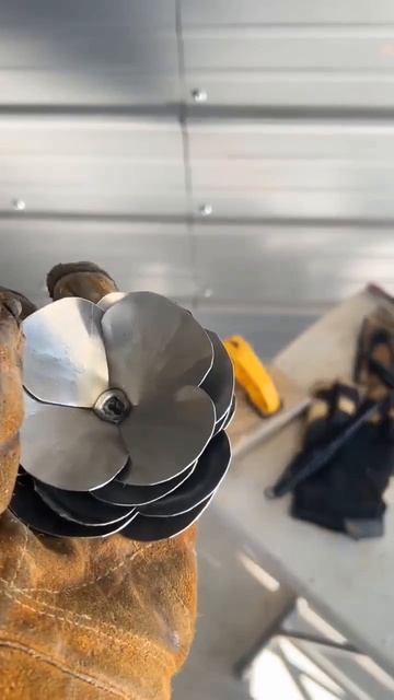 Цветы розы из металла