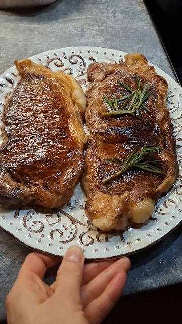 Сочный, ароматный, идеальный стейк мечты😋#мясо #стейк #вкусно #еда #люблюпоесть